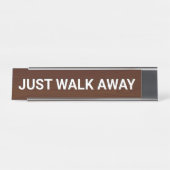 JUST WALK AWAY Funny Schreibtischnamensplakette (Vorderseite )