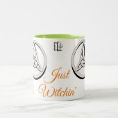 Just Witchin' Triskele Triquetra Ankh Pentagramm Zweifarbige Tasse (Mittel)