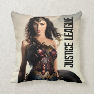 Justice League   Wonder Woman auf dem Schlachtfeld Kissen