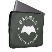 Justizielle Liga | Batman Retro Bat Emblem Laptopschutzhülle (Vorne Rechts)