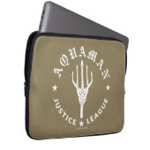 Justizielle Liga | Emblem Aquaman Retro Trident Laptopschutzhülle (Vorne Rechts)