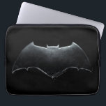 Justizielle Liga | Metallisches Batman-Symbol Laptopschutzhülle<br><div class="desc">Das ist Batmans abgenutztes Symbol für Metallschläger aus dem Film der Gerechtigkeitsliga.</div>