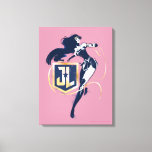 Justizielle Liga | Wonder Woman & JL Icon Pop Art Leinwanddruck<br><div class="desc">Karo aus Wonder Woman gemalt in einem klassischen,  kontraststarken Noir Stil,  ihr Lasso der Wahrheit in der Hand und peitschen um ein goldfarbenes und blaues Justiz League JL Schild Logo. Halftone Punkte streuen sich über diese Grafik und geben ihr ein nostalgisches Comic-Gefühl.</div>