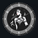 Justizielle Liga | Wonder Woman Noir Pop Art Große Wanduhr<br><div class="desc">Karo aus diesem schwarz-weiß stilisierten zeichn der Wonder Woman der Gerechtigkeitsliga. Diese noir inspirierte Pop-Kunst hat einen roten Farbfleck für ihren Lippenstift.</div>