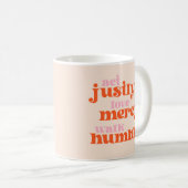 Justly, Liebe Gnade, Walk Humbly (Retro-Mod) Kaffeetasse (VorderseiteRechts)