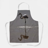 Juvenile Flamingo in Grau mit Reflektion Schürze (Vorderseite)