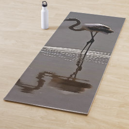 Juvenile Flamingo in Grau mit Reflektion Yogamatte