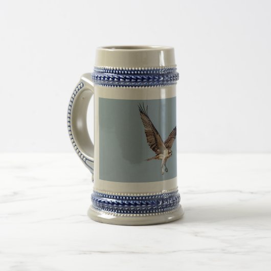 Juvenile Osprey im Flugzeug Bierglas (Vorderseite Links)