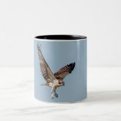 Juvenile Osprey im Flugzeug Zweifarbige Tasse (Mittel)