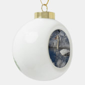 Juvenile Swan im Fluss Icey Keramik Kugel-Ornament (Links)