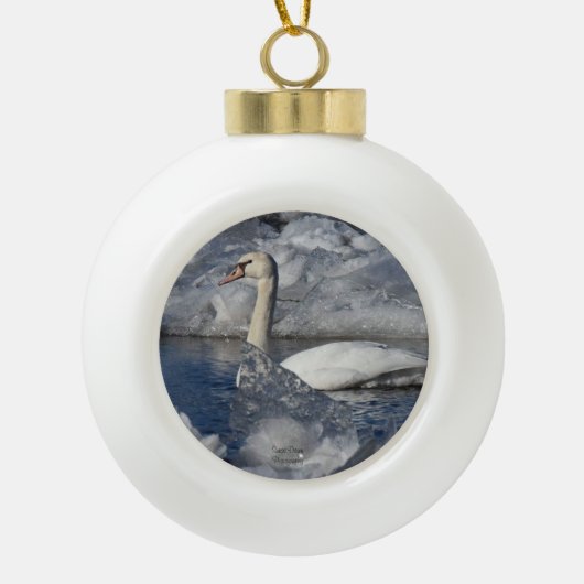 Juvenile Swan im Fluss Icey Keramik Kugel-Ornament (Vorderseite)