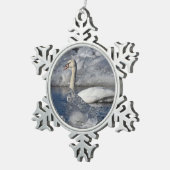 Juvenile Swan im Fluss Icey Schneeflocken Zinn-Ornament (Rechts)