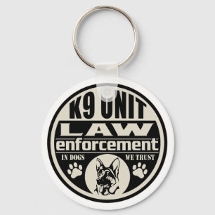 K9-Einheit In Hunden denen wir vertrauen Schlüsselanhänger