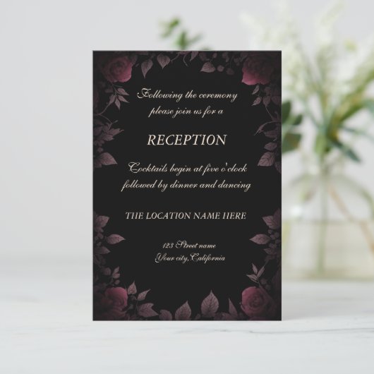 k Dark Burgundy Rose Black Wedding Reception Einladung (Stehend Vorderseite)