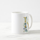 K Golden Initial mit blauem Blumenblättern Kaffeetasse (VorderseiteRechts)