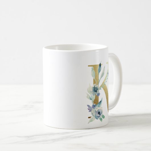 K Golden Initial mit blauem Blumenblättern Kaffeetasse (VorderseiteRechts)