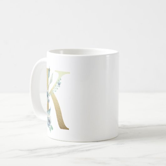 K Golden Initial mit blauem Blumenblättern Kaffeetasse (Vorderseite Links)