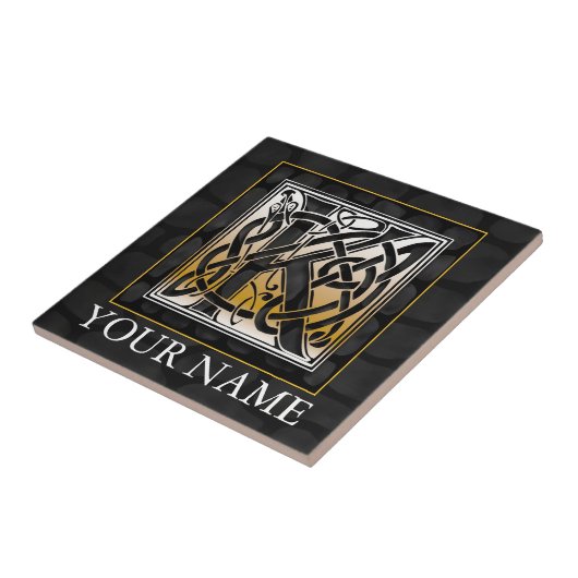 K "Ihr Name" keltische Monogramm-Tile aus schwarze Fliese (Seite)