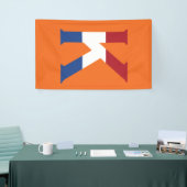K Monogram überlagert sich auf der NLD-Flagge auf Banner (Messeveranstaltung)