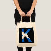 K Monogram überlagert sich auf der schottischen Fl Tragetasche (Vorderseite (Produkt))