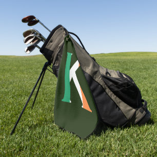 K Monogram überlagert sich auf irischer Flag Gtcnt Golfhandtuch