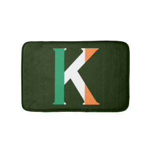 K Monogram überlagert sich auf irischer Flagge Badematte