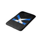 K Monogram überlagert sich auf schottischer Flagge Badematte (Schrägansicht)