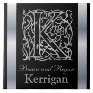 K Monogramm und Name "Besque on Black" Keramik Til Fliese