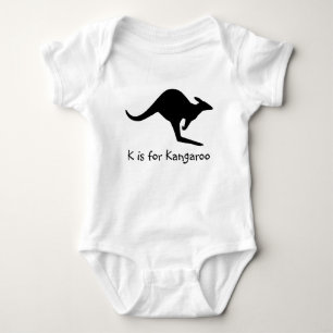 K steht für Kangaroo Baby Strampler