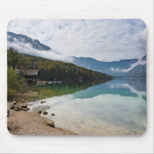Kabine neben Bohinj See in Slowenien Mousepad