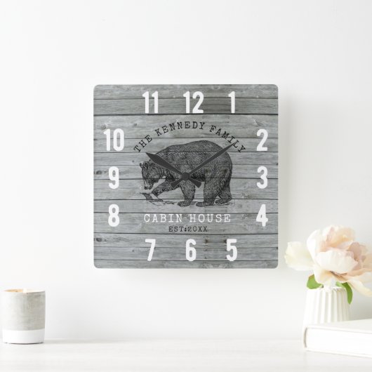 Kabinenhaus Familienname Black Bar Gray Wood Quadratische Wanduhr (Zuhause)