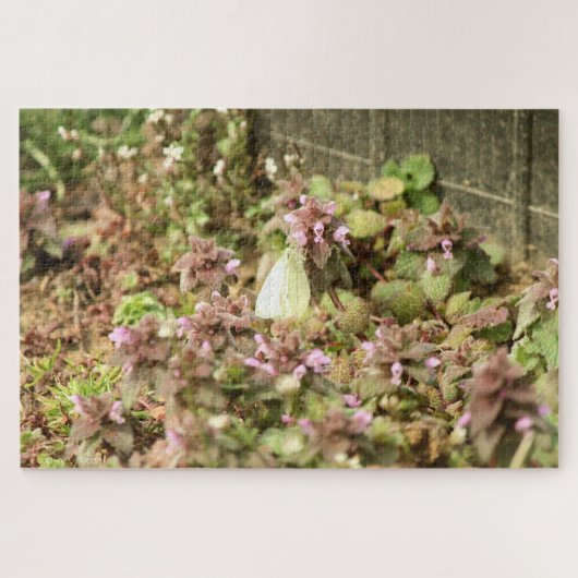 Kabinenmotte auf violetten Blumen Puzzle (Horizontal)