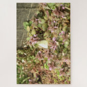 Kabinenmotte auf violetten Blumen Puzzle (Vertikal)