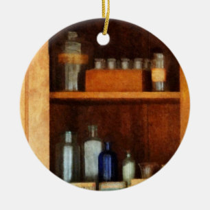 Kabinett mit Asthma-Medikation Keramik Ornament