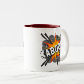 KABOOM! ZWEIFARBIGE TASSE (VorderseiteRechts)