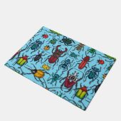 Käfer auf blau fußmatte (Schrägansicht)