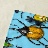 Käfer auf blau strandtuch (Beispiel)