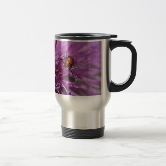 Käfer auf einer Milch-Distel Reisebecher (Rechts)
