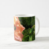 Käfer auf einer Rose Kaffeetasse (VorderseiteRechts)