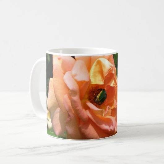 Käfer auf einer Rose Kaffeetasse (Vorderseite Links)