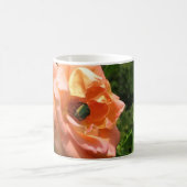 Käfer auf einer Rose Kaffeetasse (Mittel)