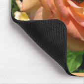 Käfer auf einer Rose Mousepad (Ecke)