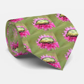 Käfer auf rosa Blume Krawatte (Gerollt)