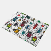 Käfer auf weiß fußmatte (Schrägansicht)