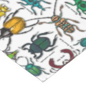 Käfer auf weiß tischdecke (Schrägansicht)