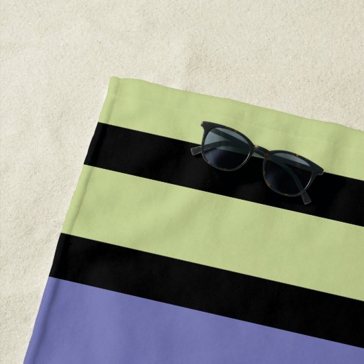 Käfer | Chibi Lydia "Seltsam und ungewöhnlich" Strandtuch (Beispiel)