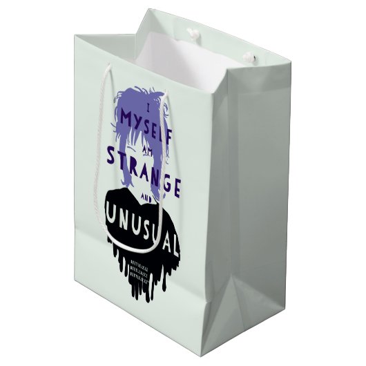 Käfer | Lydia "Seltsam und ungewöhnlich" Grafik Mittlere Geschenktüte (Vorderseite Schrägansicht)