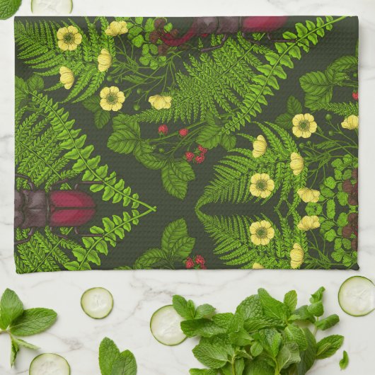 Käfer und Farne, grüne Blätter Geschirrtuch (Gefaltet)