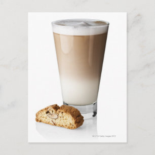 Kaffe latte mit Biscotti, auf weißem Hintergrund, Postkarte