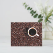 Kaffebohnen mit Kaffeetasse Postkarte (Stehend Vorderseite)